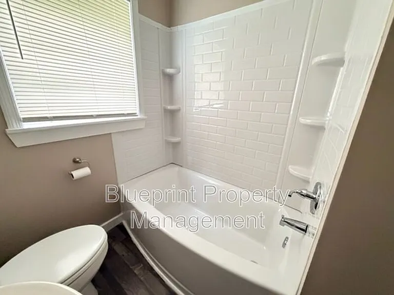 1600 Holbrook Ave — Photo 7