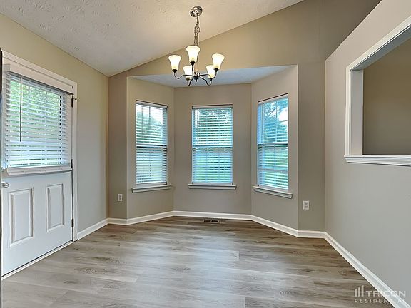 4th image of 472 Twin Oaks Ln