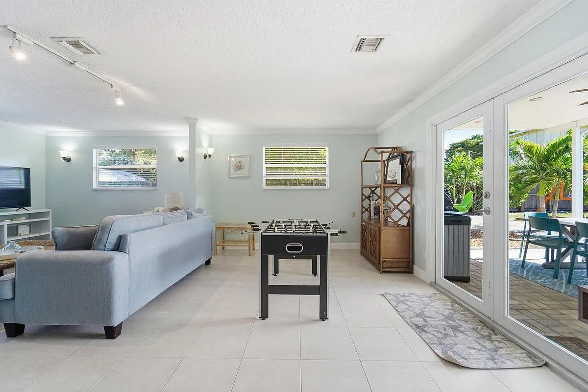4 bed, 2.0 bath, 2298 sqft, $4,000 — Photo 3
