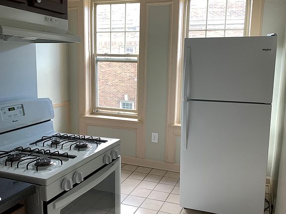 3rd image of 828 W Sunnyside Ave APT 3W