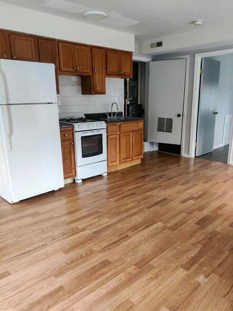 514 W Queen Ln, — Photo 2