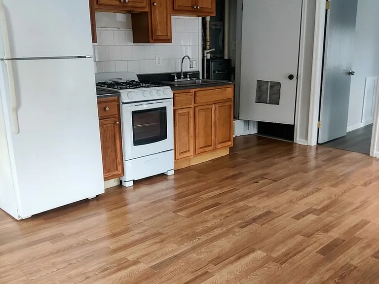 514 W Queen Ln — Photo 2