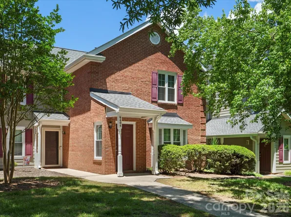 9404 S Vicksburg Park Ct, Charlotte, NC 28210