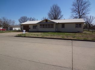 1015 W 9th St, Chanute, KS 66720