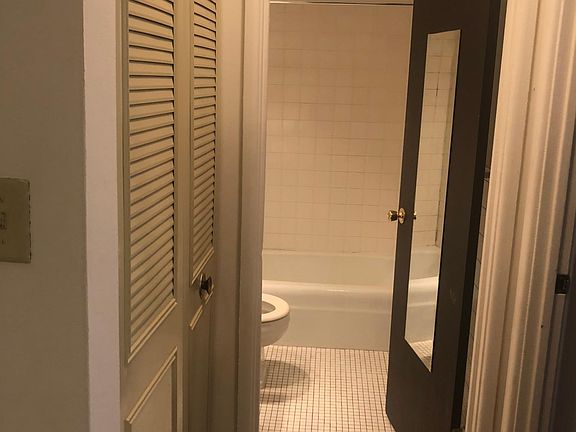 2nd image of 451 W Aldine Ave #516