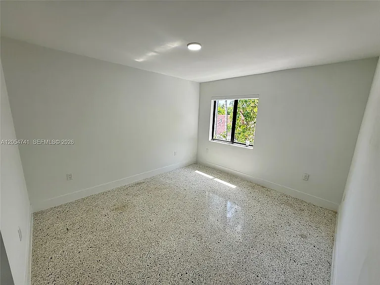 180 NE 57th St #14 — Photo 11