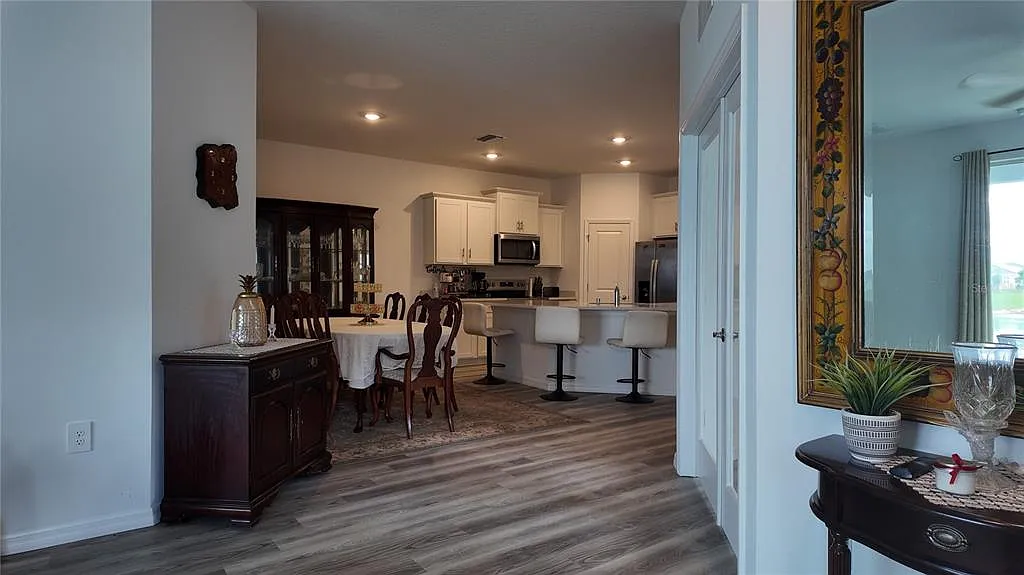 3 bed, 2.0 bath, 1564 sqft, $2,400 — Photo 4