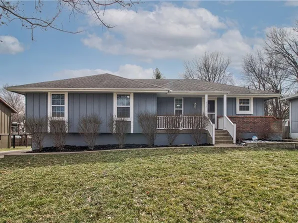 813 E 15th St, Oak Grove, MO 64075