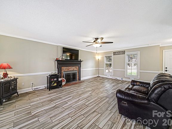 4th image of 2160 Crosstrail Rdg