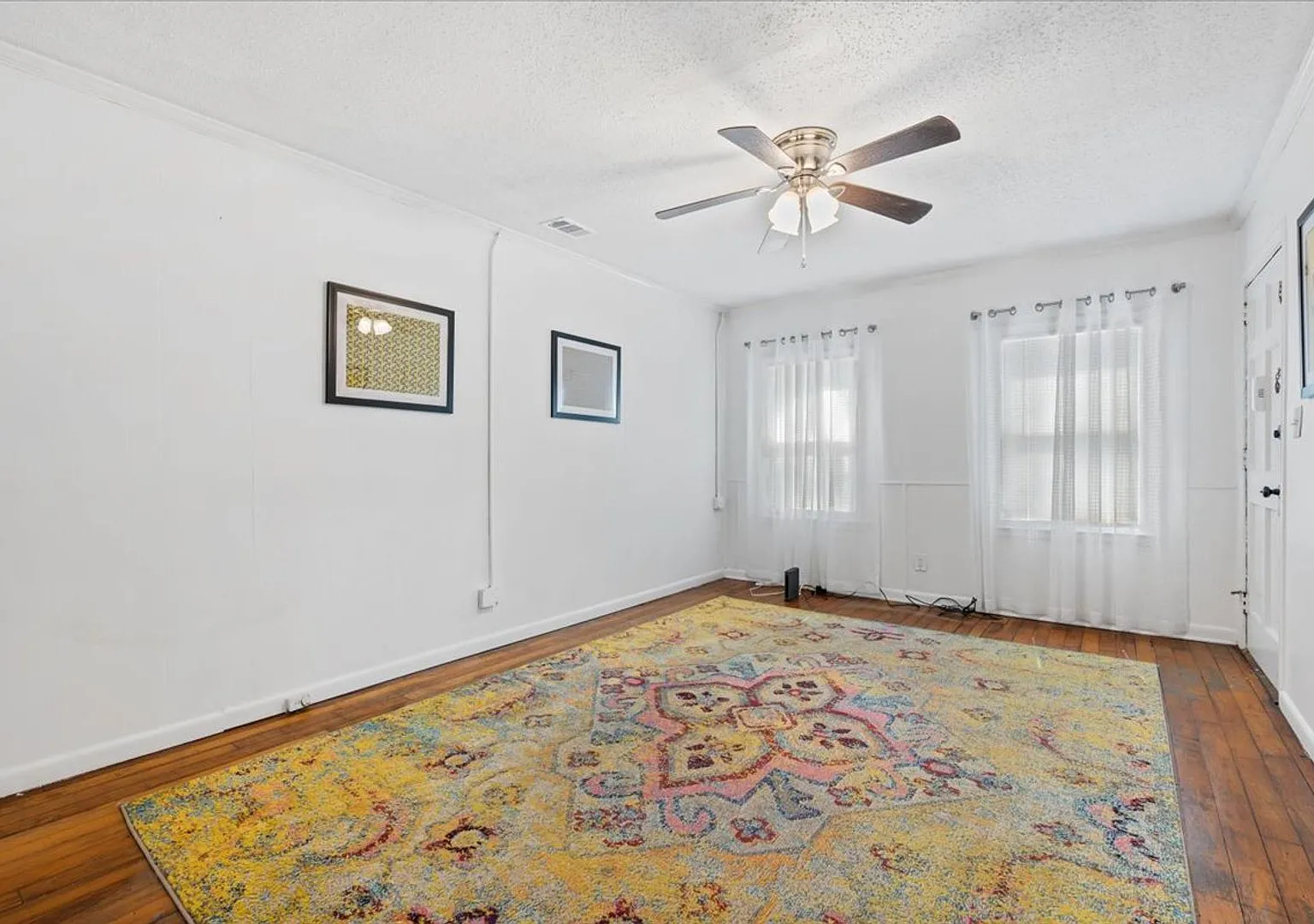 Charming Duplex with Fenced Yard Near Daffin Park 1306 E 53rd St — Photo 3