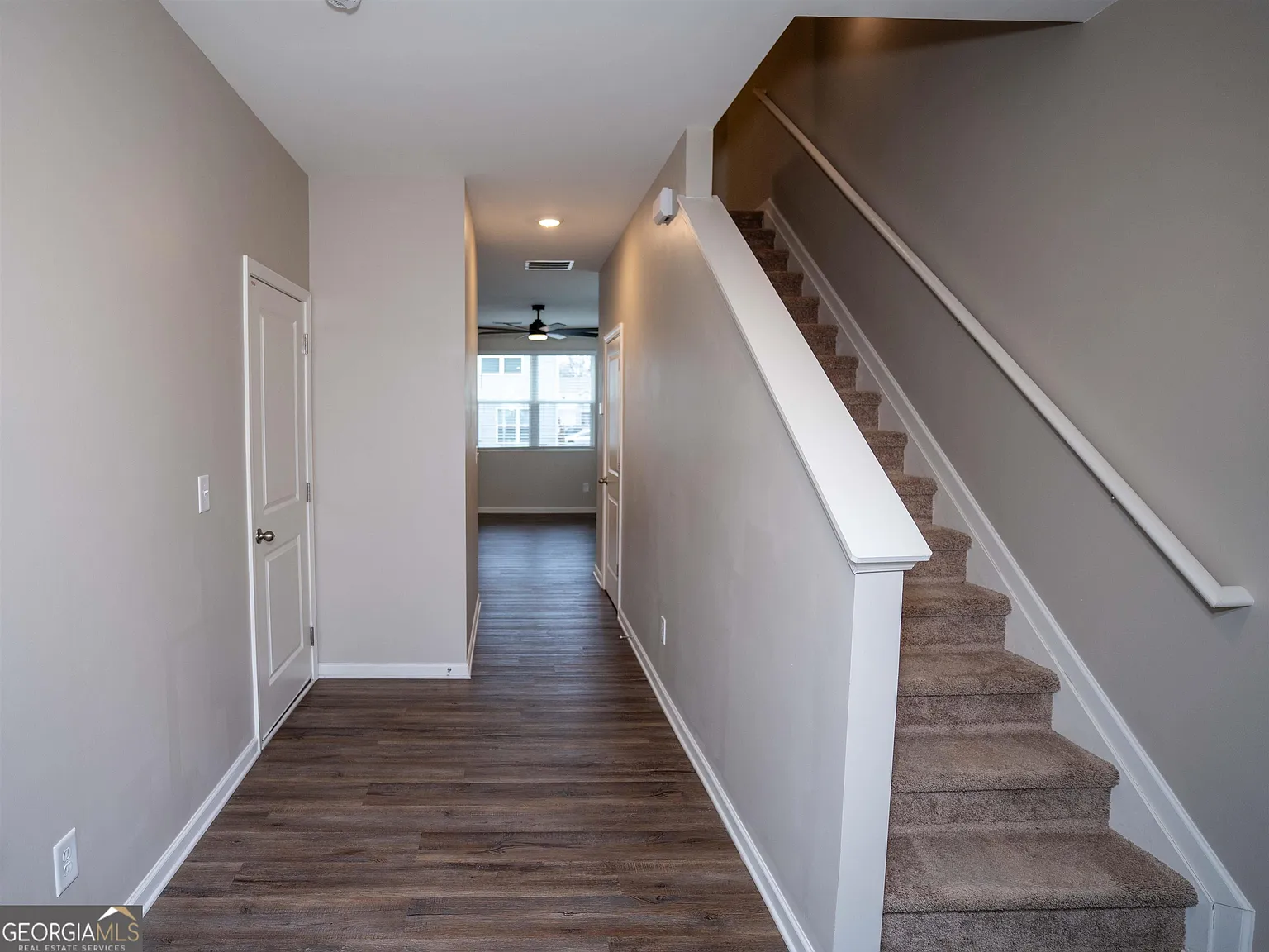 3 bed, 2.5 bath, 1420 sqft, $1,599 — Photo 2