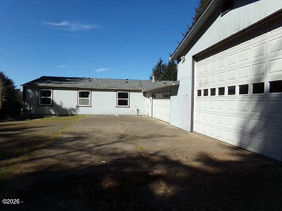 5th image of 323 NE Forest Hill St