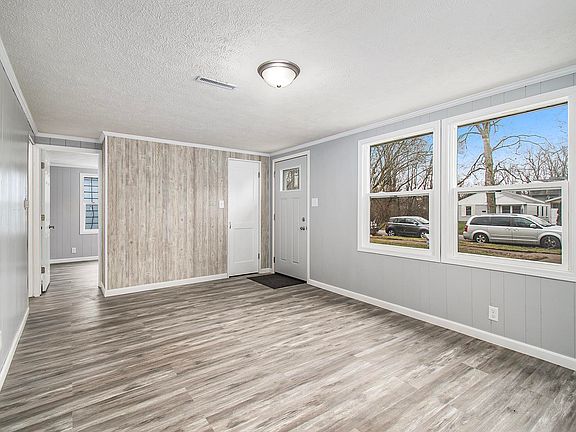 5th image of 805 Roosevelt St