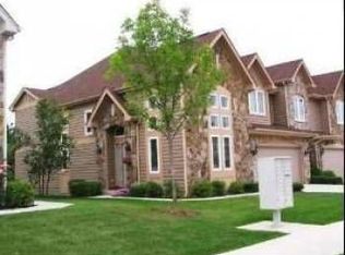 214 Taylor Ct, Buffalo Grove, IL