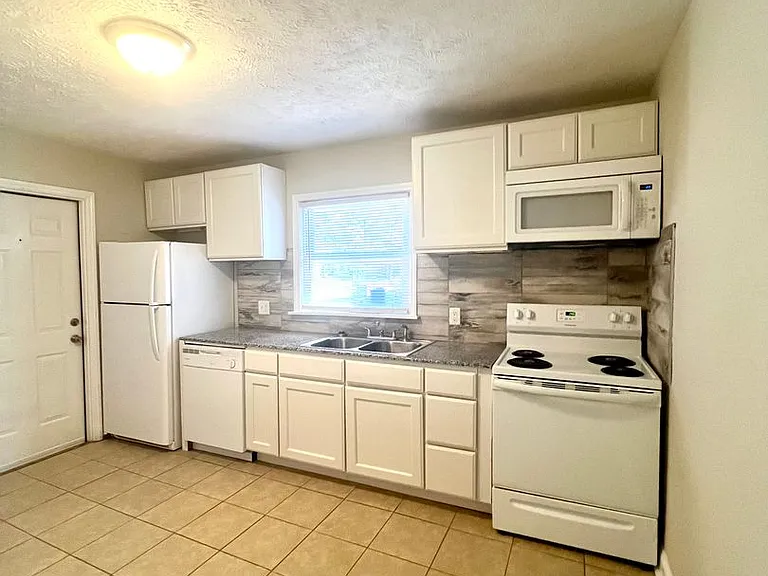 905 Poplar Dr — Photo 6