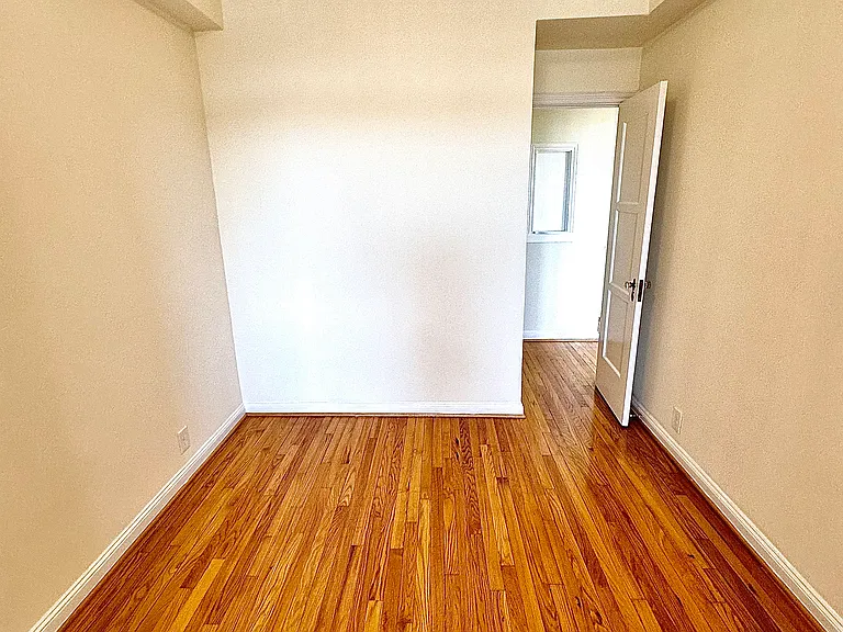 2400 Pacific Avenue Apartments — Photo 6