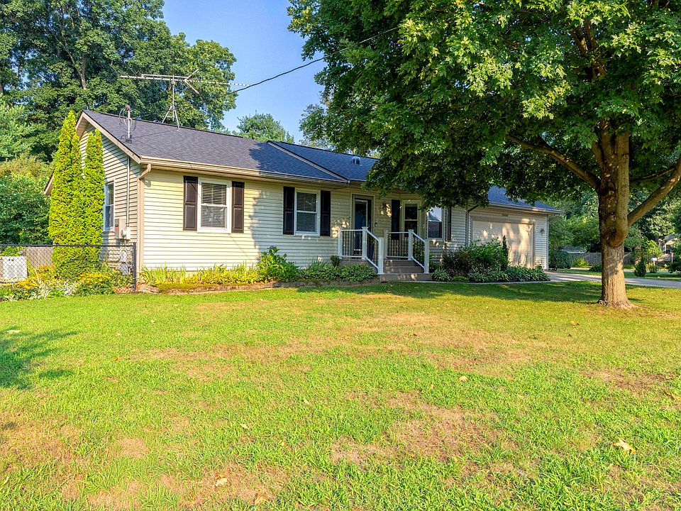 1st image of 10616 Woodlawn Dr