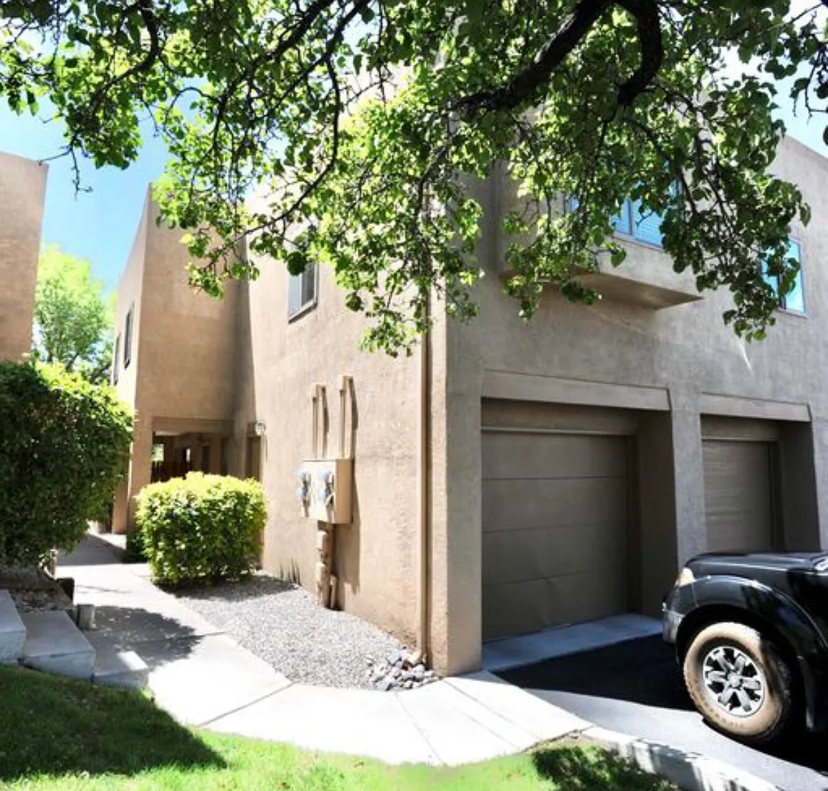 3 bed, 2.5 bath, 1306 sqft, $2,300 — Photo 2