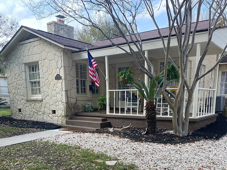 147 Thomas Jefferson Dr — Photo 2