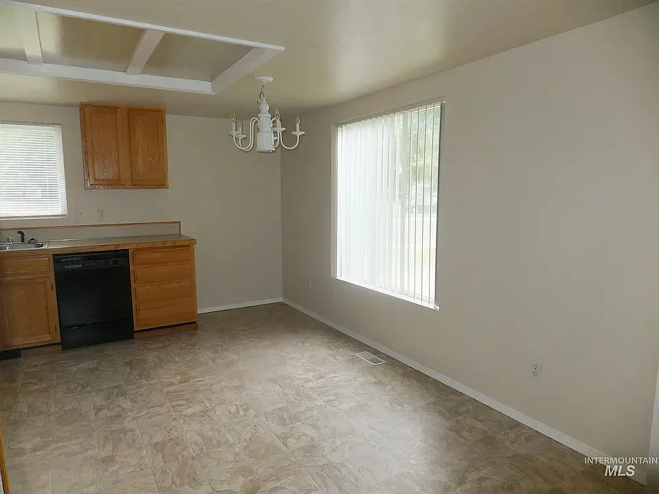 3 bed, 1.5 bath, 1212 sqft, $1,900 — Photo 2