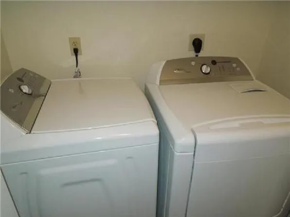 99 Trojan Dr, Bridgeport, CT 06610