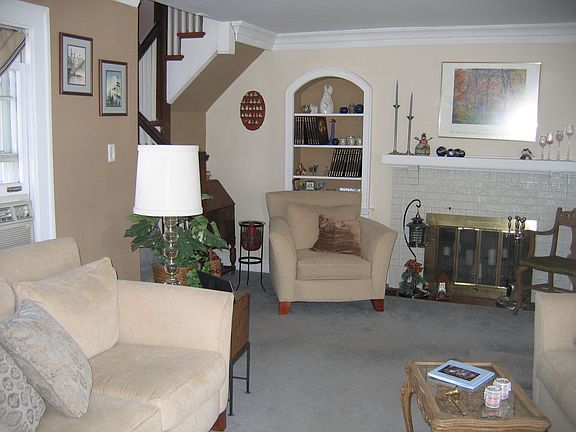 Living room w/fireplace