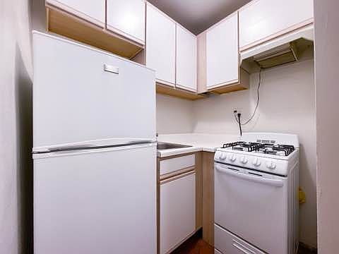 5th image of 444 W 46th St APT 1C
