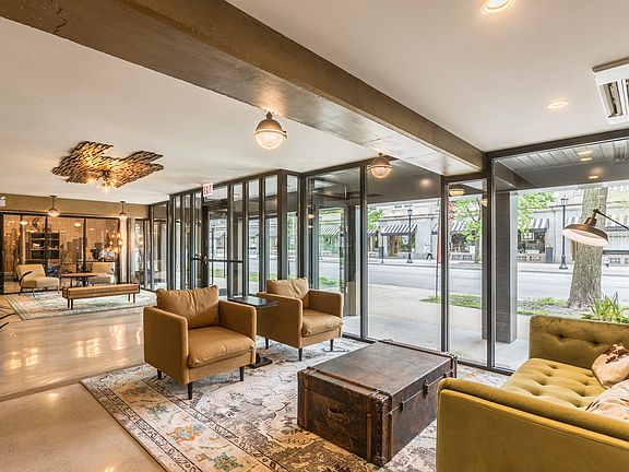 The District @ Sheridan - Lobby
