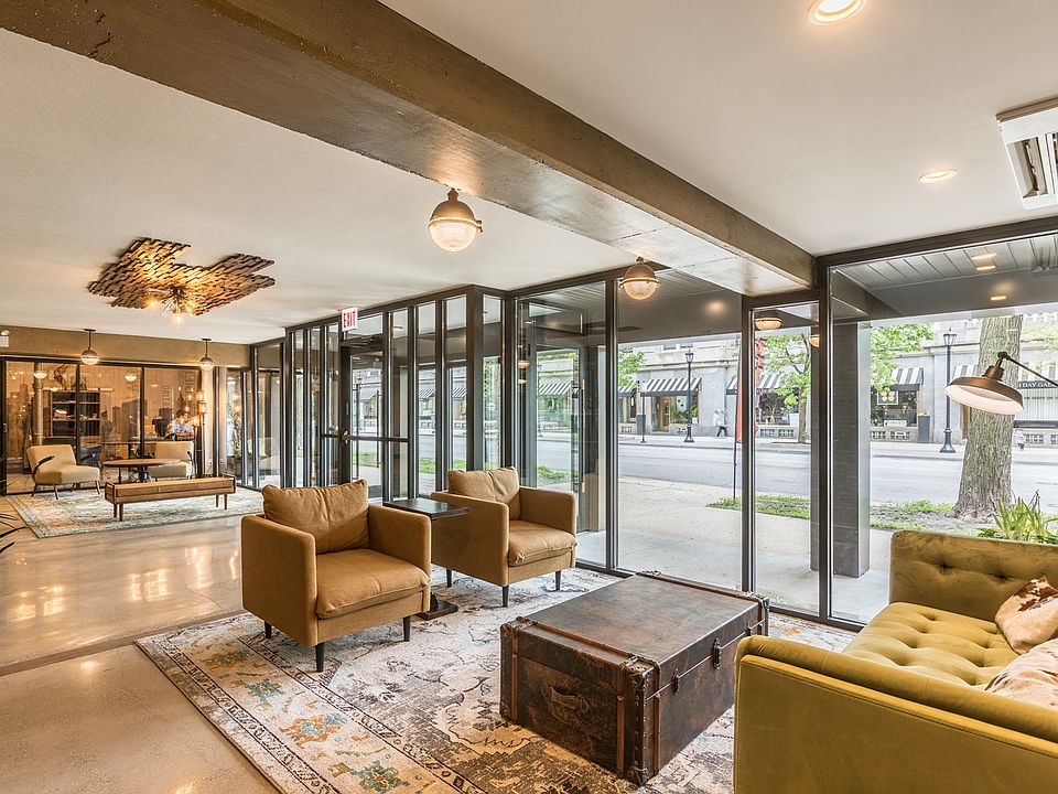 The District @ Sheridan - Lobby