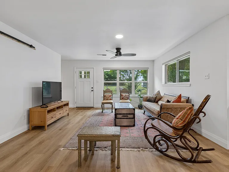 1212 W Murphy Rd — Photo 3