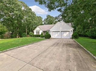 6 Ascot Pl, Coram, NY 11727