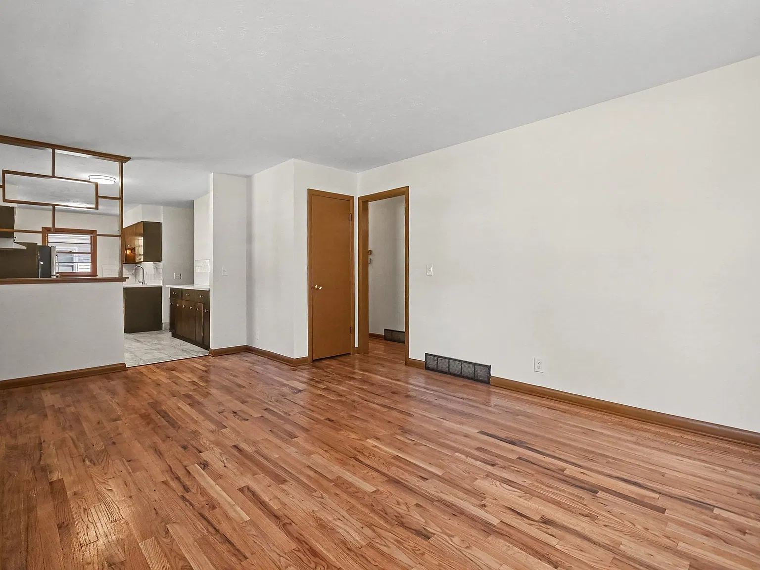 3 bed, 998 sqft, $1,650 — Photo 3