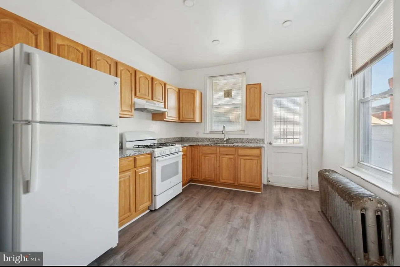 1043 W Russell St — Photo 3