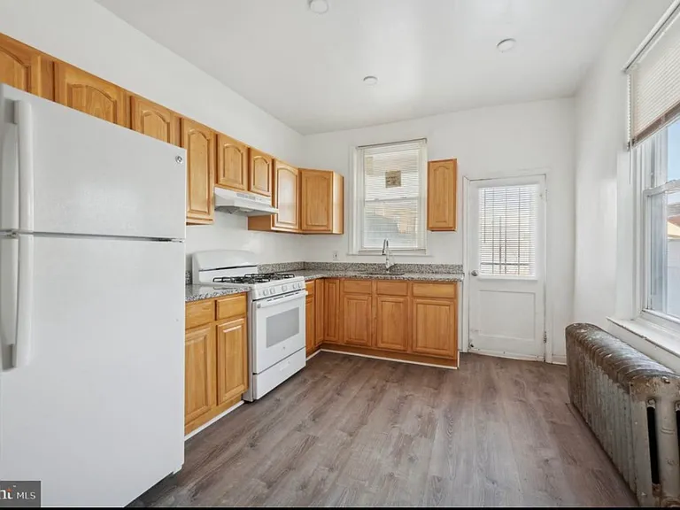 1043 W Russell St — Photo 3