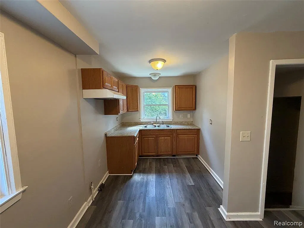 4 bed, 1350 sqft, $1,400 — Photo 2