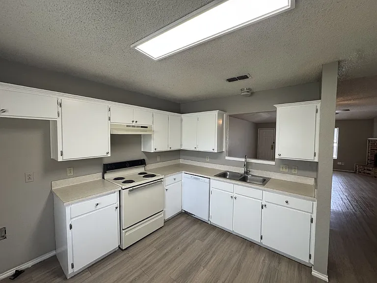 204 Genoa Ave — Photo 4