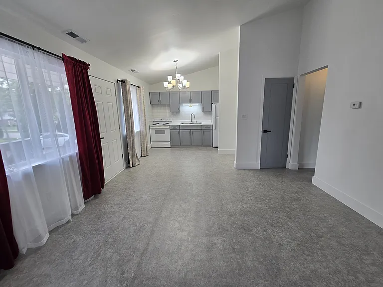 447 Zahn Dr #C — Photo 7