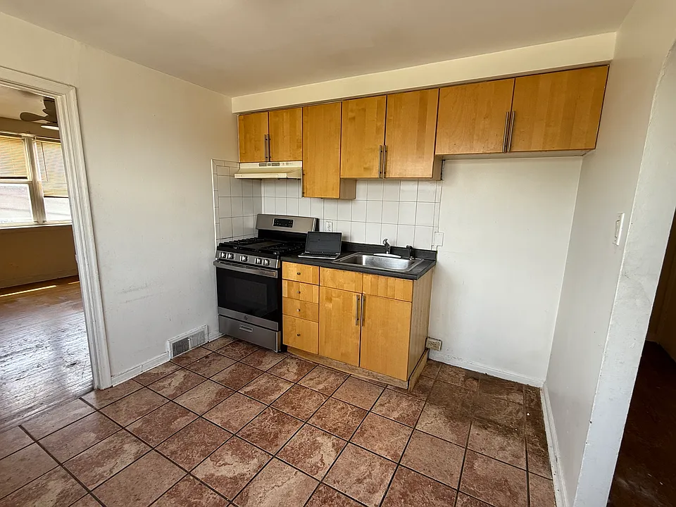 Kitchen:
- gas cooktop and oven
- exhaust fan
- spacious room for a breakfast table