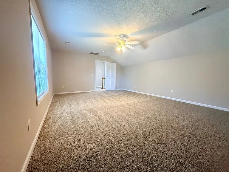 81 Essex Ct W — Photo 13
