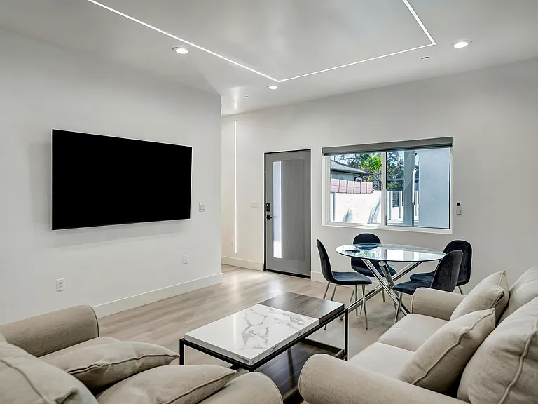 Vanalden Ave — Photo 10