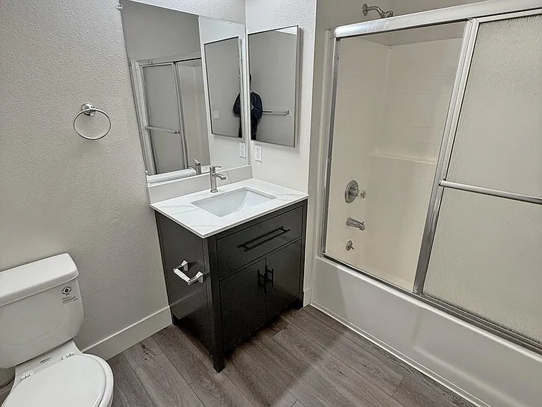 4328 Mammoth Ave #201 — Photo 22