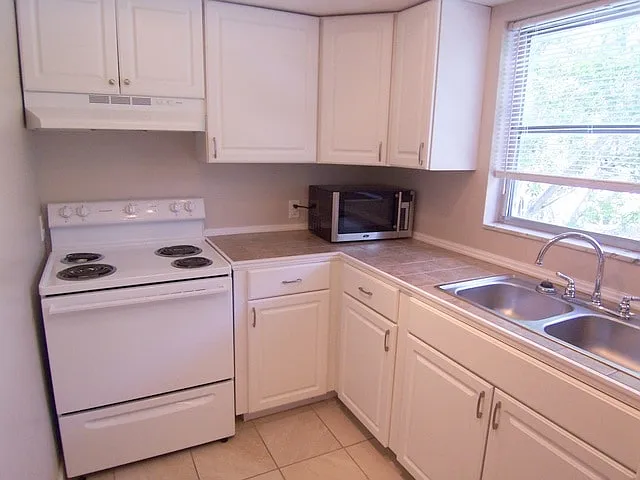 300 34th Avenue North Unit #6 — Photo 3