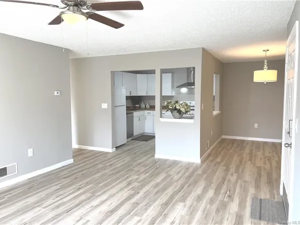 15 Edinburgh Dr, Peekskill, NY 10566