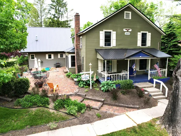 438 E Lowell St, Pentwater, MI 49449