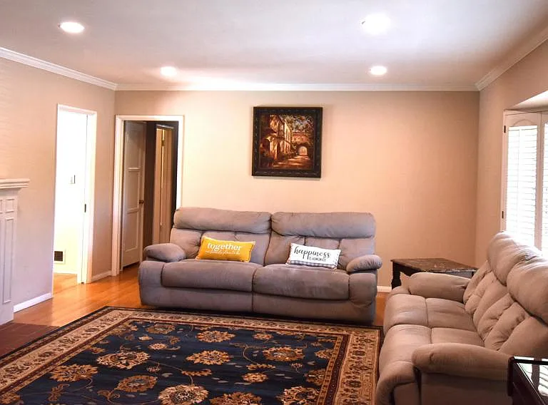 841 W Roses Rd — Photo 4