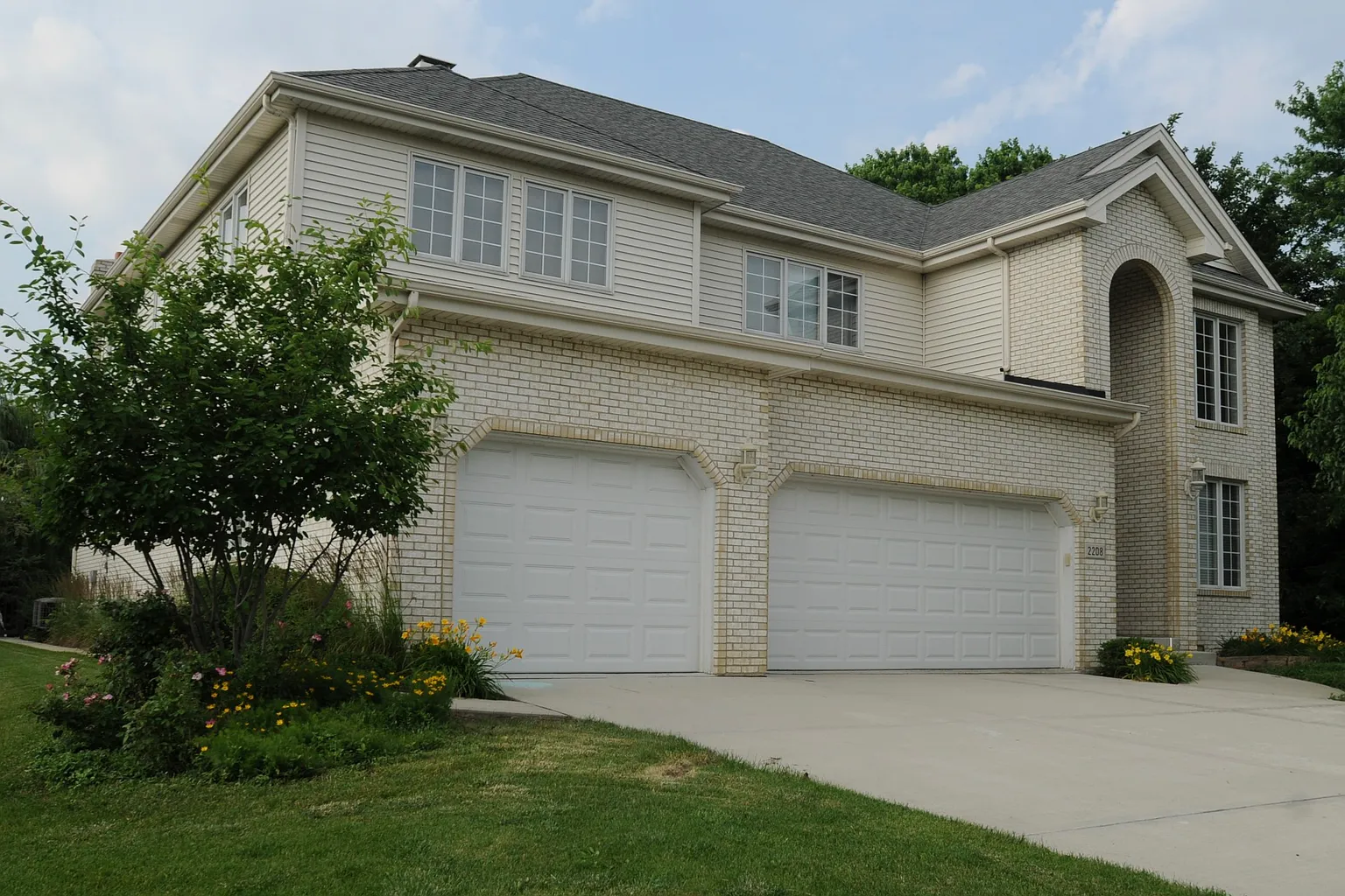 2208 Carlow Dr photo 1