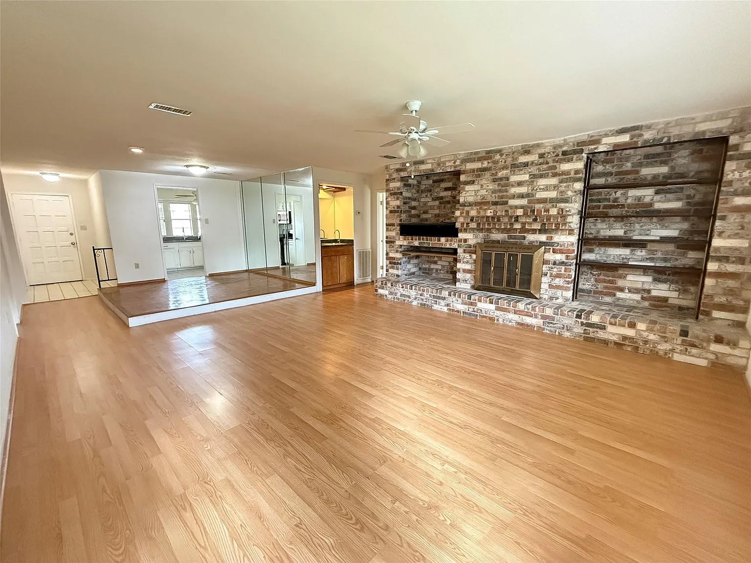 3 bed, 2.0 bath, 1656 sqft, $1,950 — Photo 4