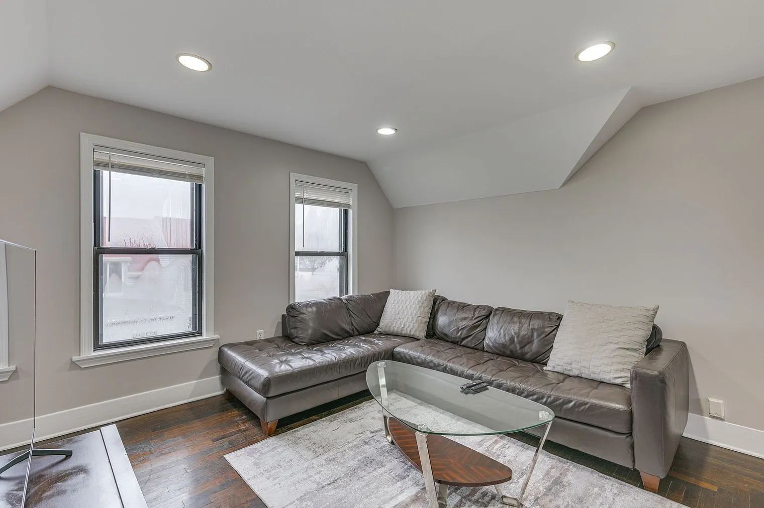 2 bed, 1.0 bath, 990 sqft, $3,774 — Photo 2
