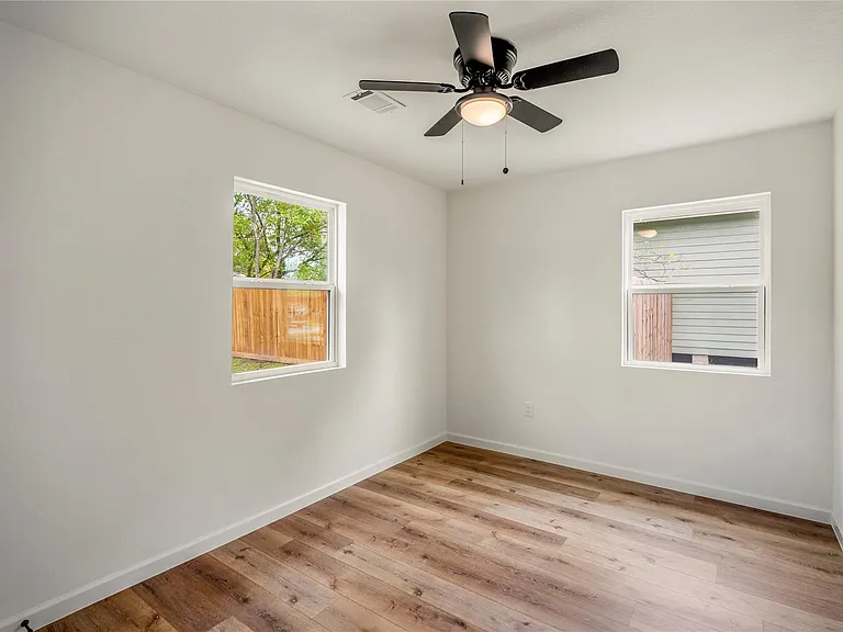 3923 Alsace St — Photo 26