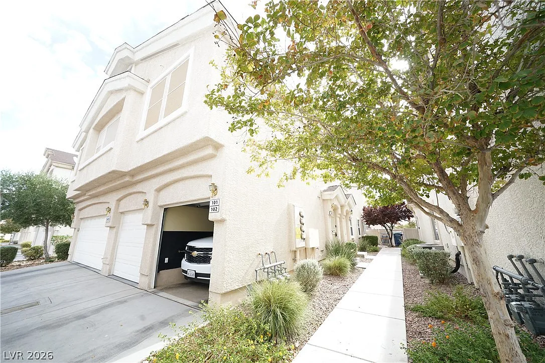 2 bed, 2.0 bath, 1069 sqft, $1,440 — Photo 2
